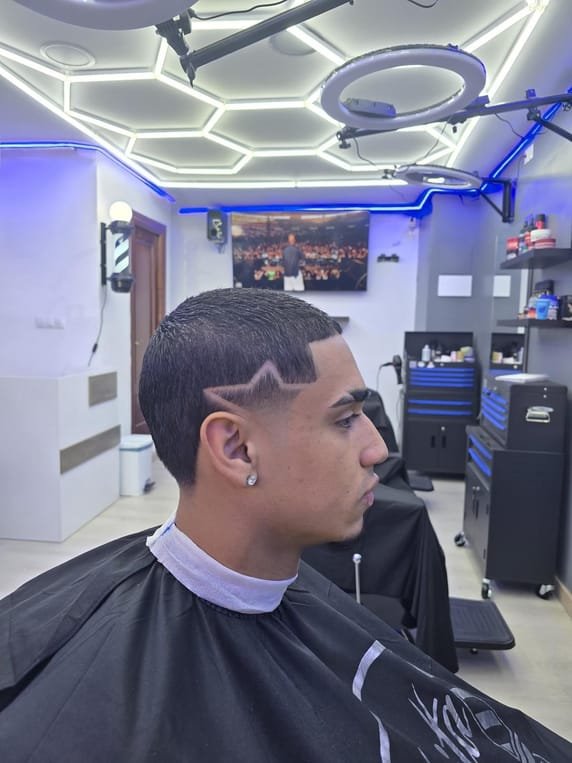 Degradado con diseño de estrella a navaja realizado en El Panita Barbershop